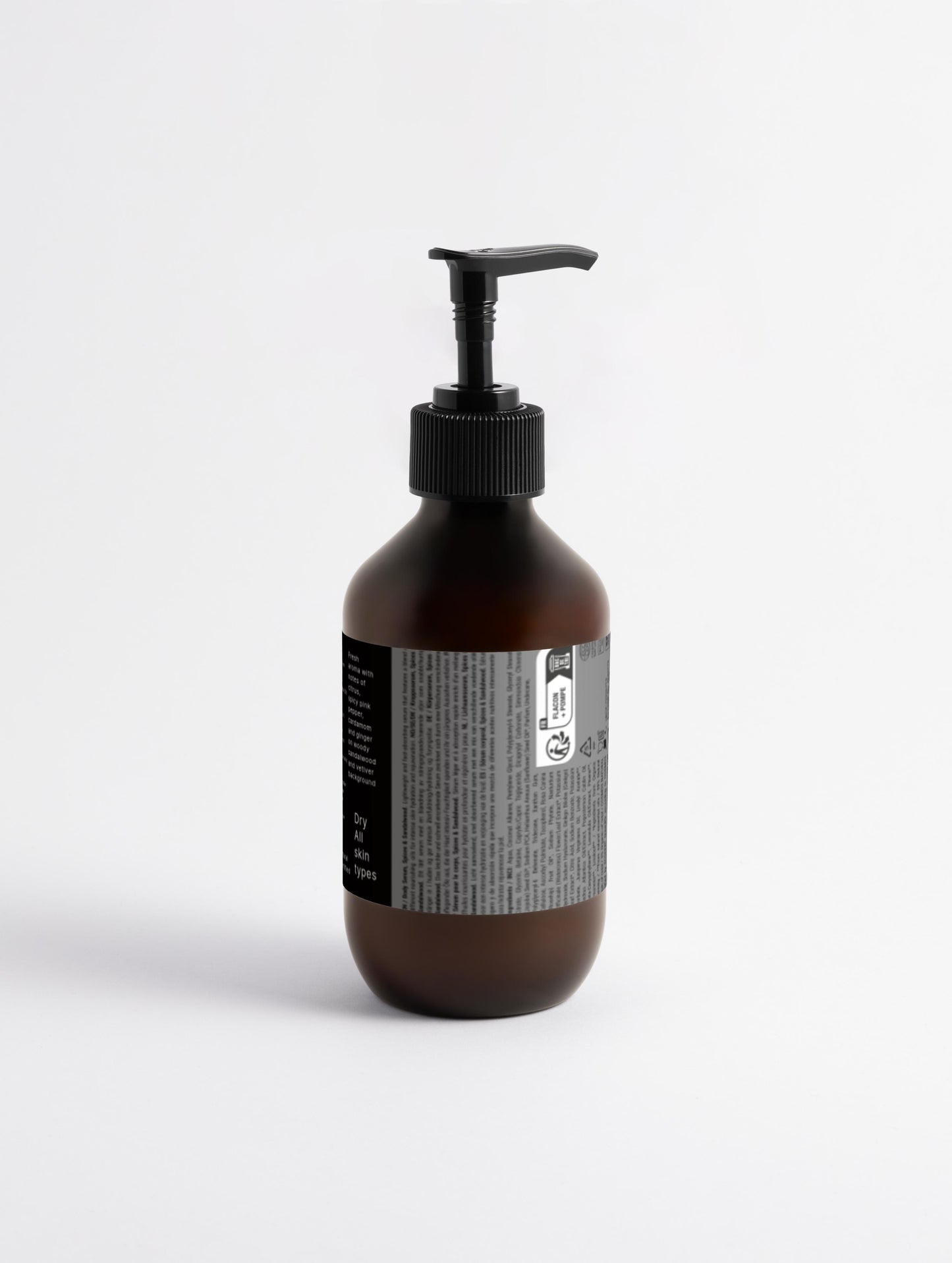 Rückseite der Elevè Body Lotion in einer transparenten, braunen Pumpflasche auf weißem Hintergrund -mit Inhaltsstoffangaben und eleganten Etikettendesign.