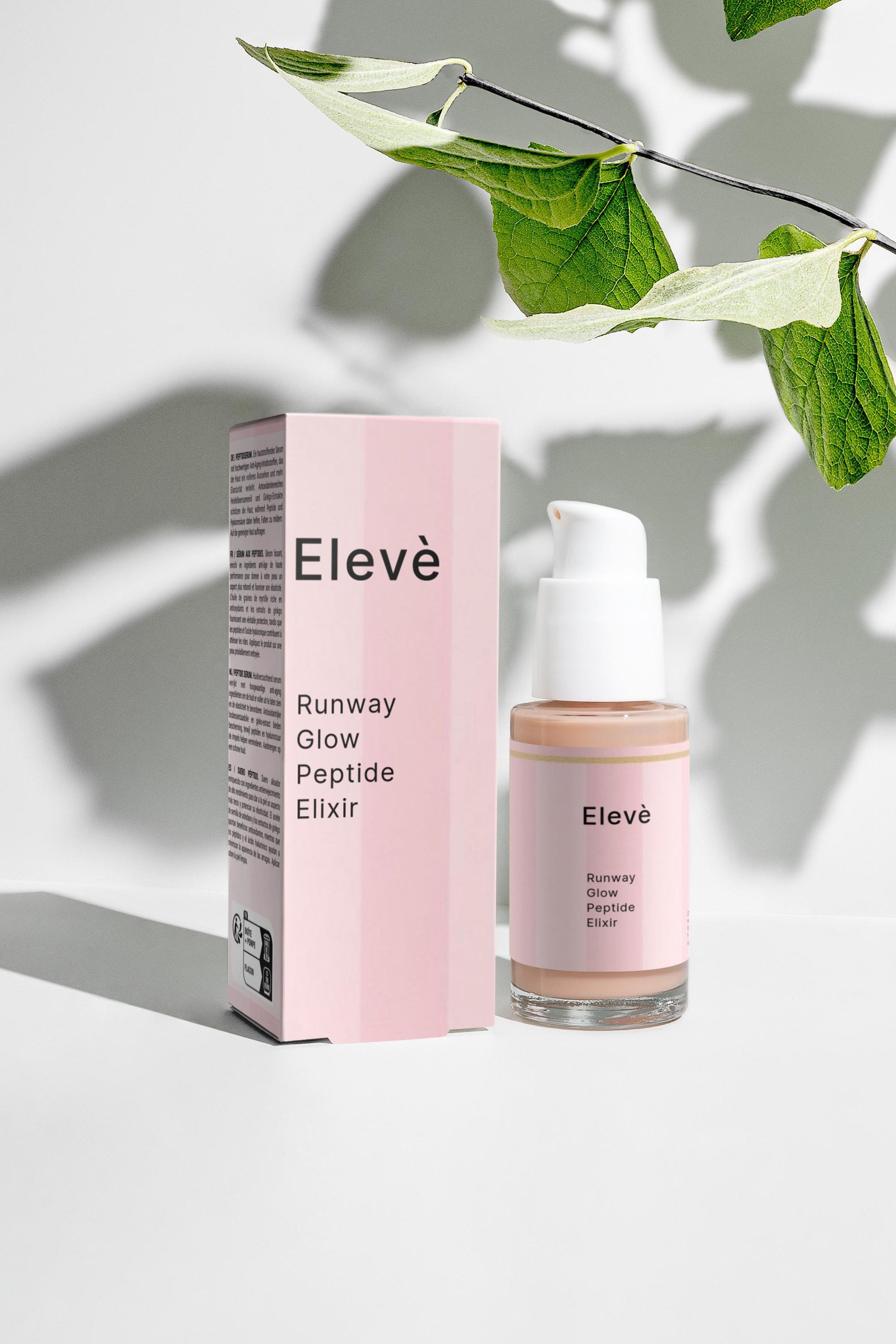 Elevè Peptide Serum Flakon Vorderseite vor weißem Hintergrund mit grüner Deko- luxuriöses Anti-Aging- Serum mit Peptiden, Hyaluronsäure und Ginkgo-Extrakt für glattere, straffere und prallere Haut. 