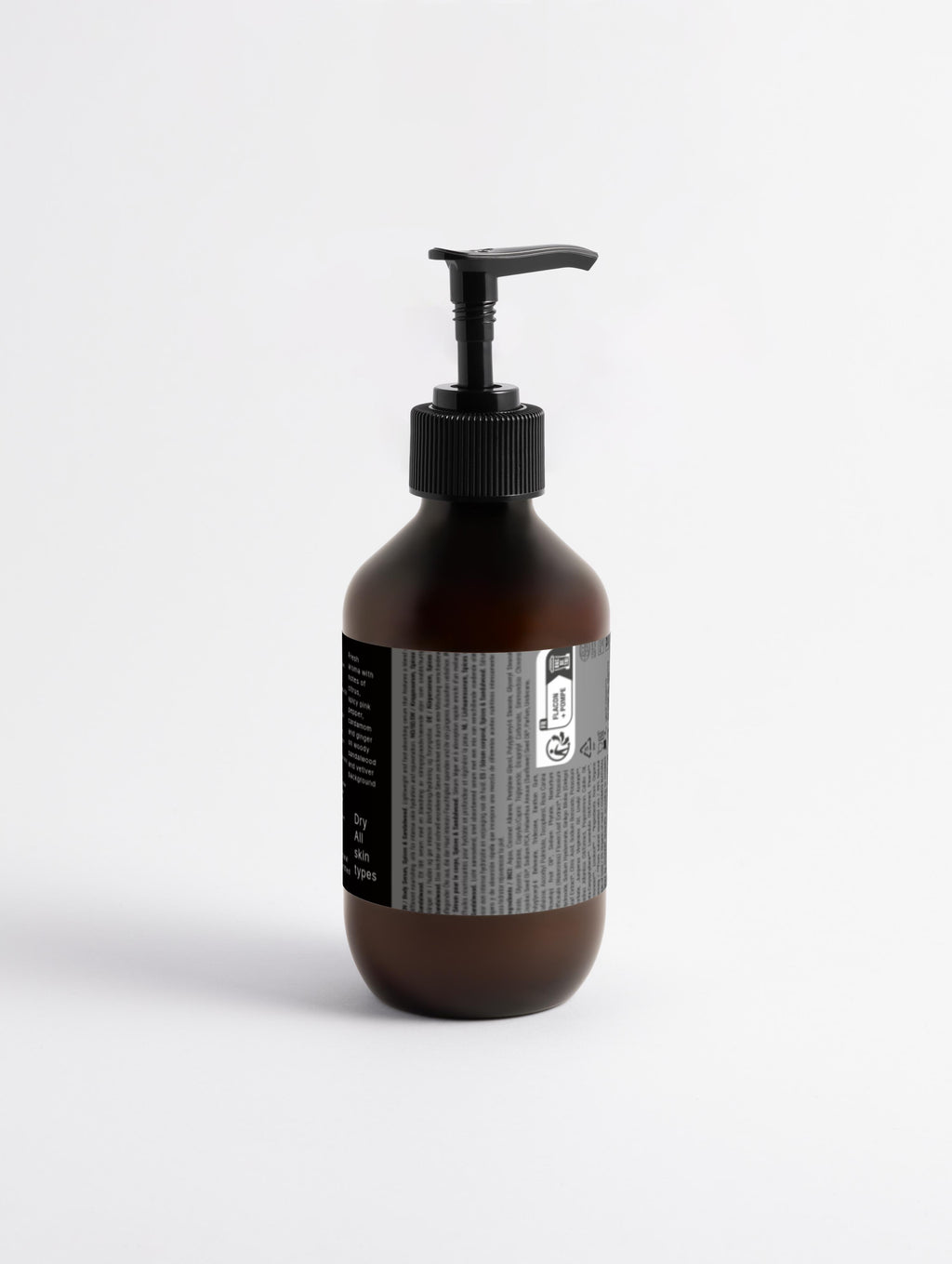 Rückseite der Elevè Body Lotion in einer transparenten, braunen Pumpflasche auf weißem Hintergrund -mit Inhaltsstoffangaben und eleganten Etikettendesign. 