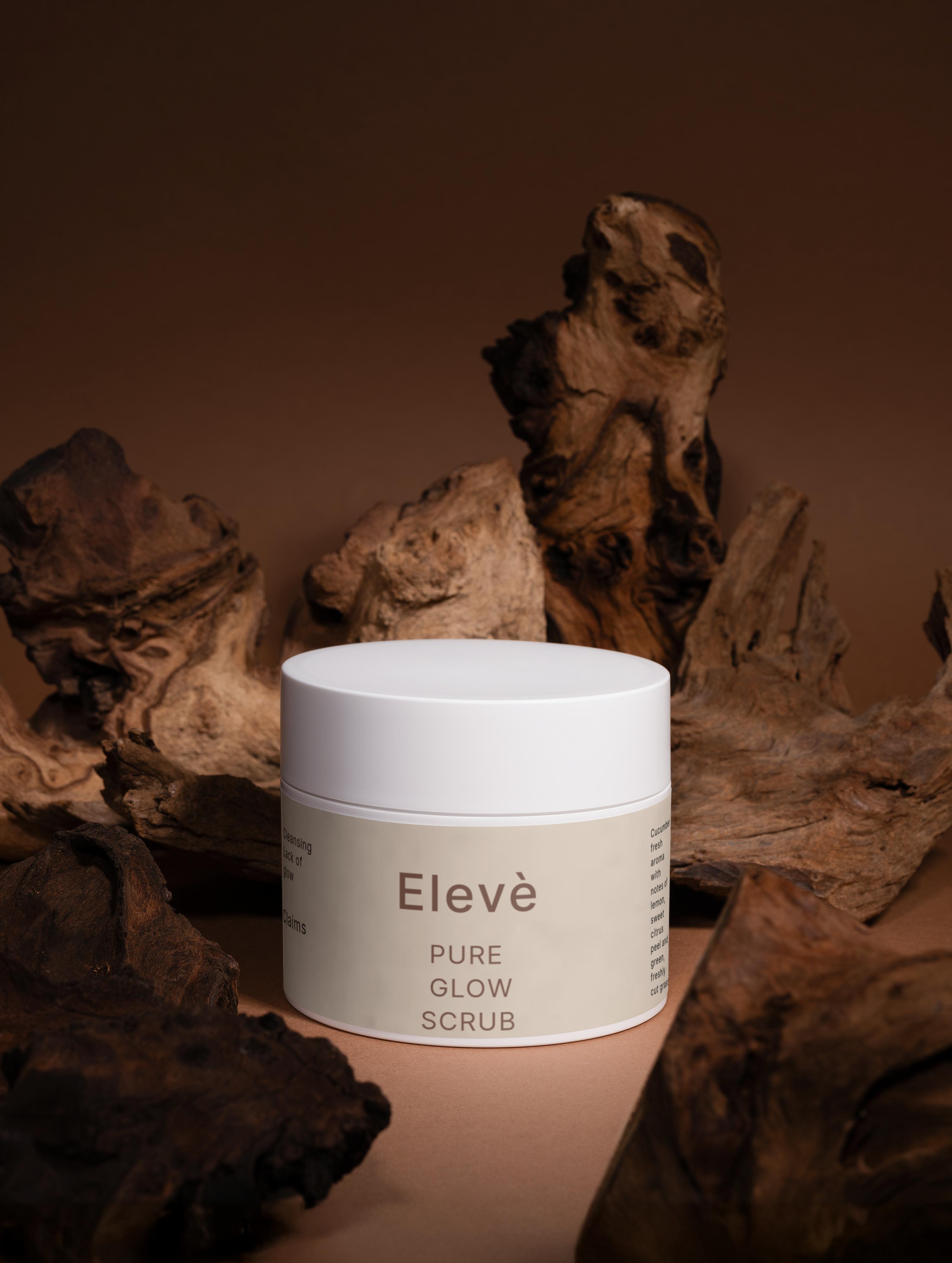 Elevè Pure Glow Scrub - luxuriöses veganes Gesichts- und Körperpeeling auf edlem mokkafarbenen Hintergrund